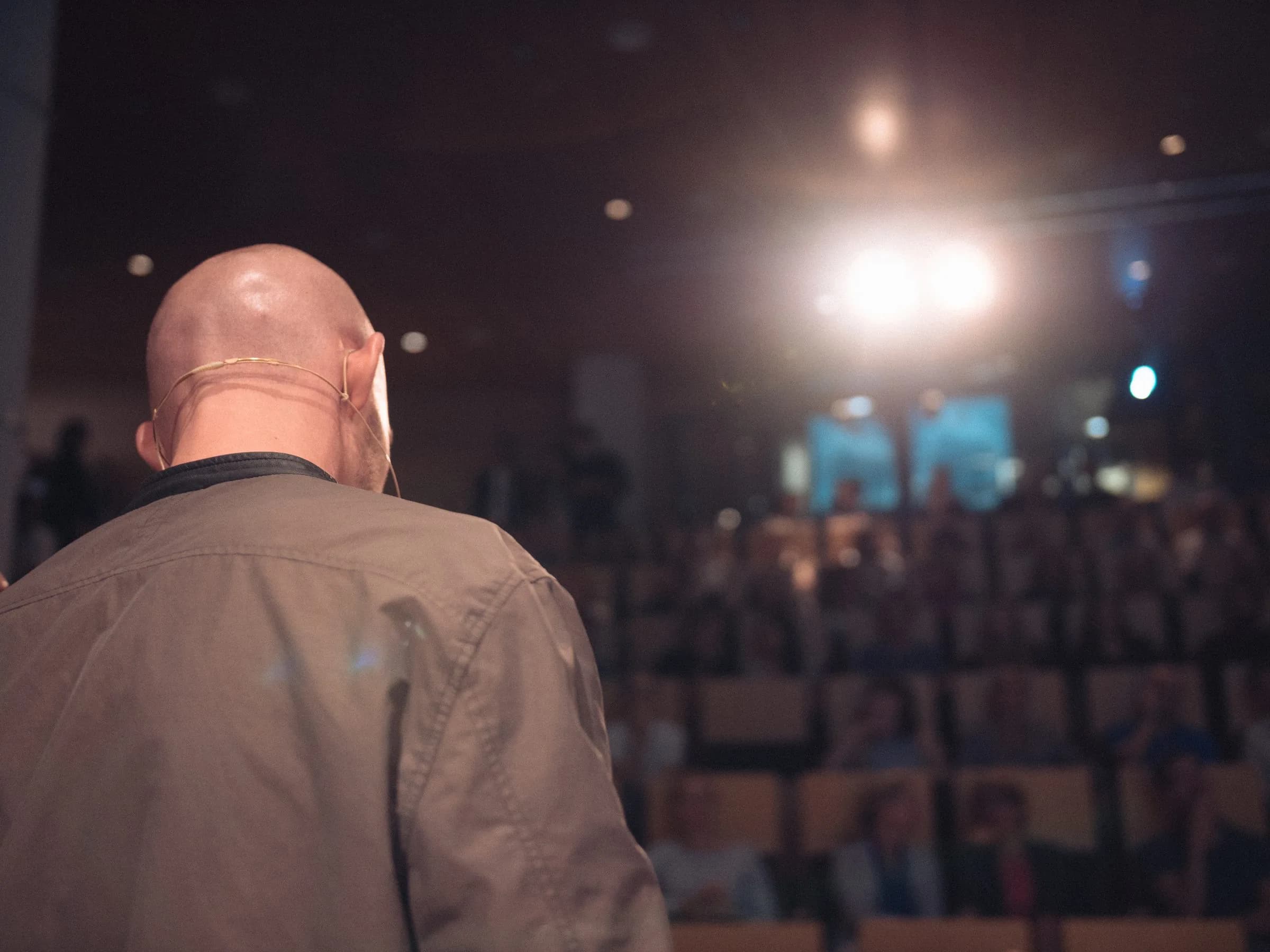 Christoph Magnussen auf der Bühne vor einem vollen Auditorium